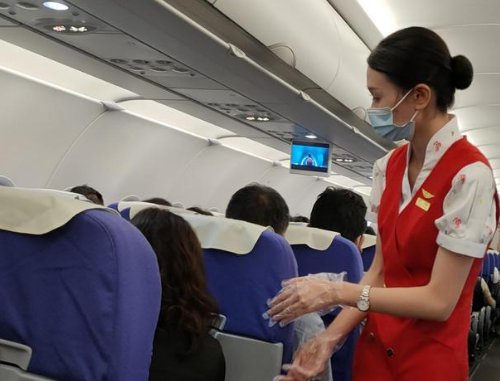 飞机遭遇颠簸，乘客默默伸手保护空姐，这一细节举动体现了出什么？