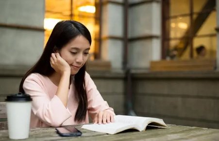 上一代人看纸质书,但现在的年轻人更喜欢听书,这是为什么呢?