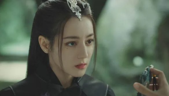 迪丽热巴片场打瞌睡,“正告”网友不要截图,网友们对此有何表示?