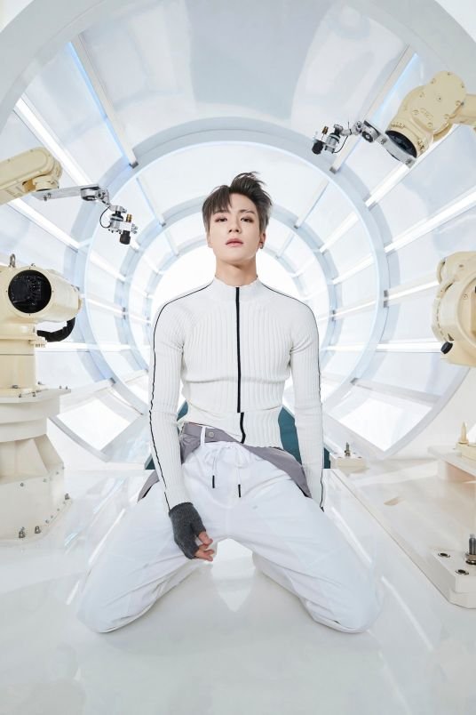 JENO受邀出席VOGUE创刊130周年活动，他有着怎样的魅力？