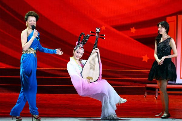 春晚总是鼓掌的“白衣女”整晚出现镜头14次，究竟是什么谁？