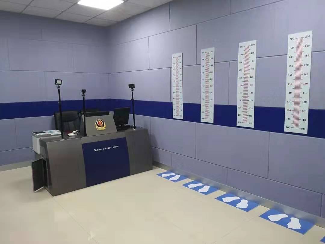 男子邀请工友到宾馆，和自己的女朋友发生关系 ，两位男子分别构成什么罪？