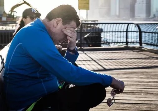 令人心酸的失业中年人“表演”上班，中年男子的悲哀有哪些？