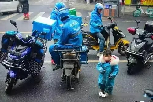 孩子赤脚在爸爸外卖箱里熟睡,一边是孩子,一边是工作,为何无人帮他?