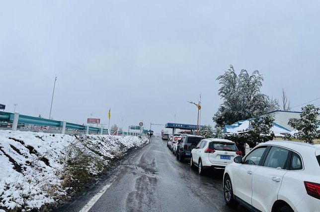 300余游客滞留伊犁收费站30多小时,这些游客为何会被滞留在此地?