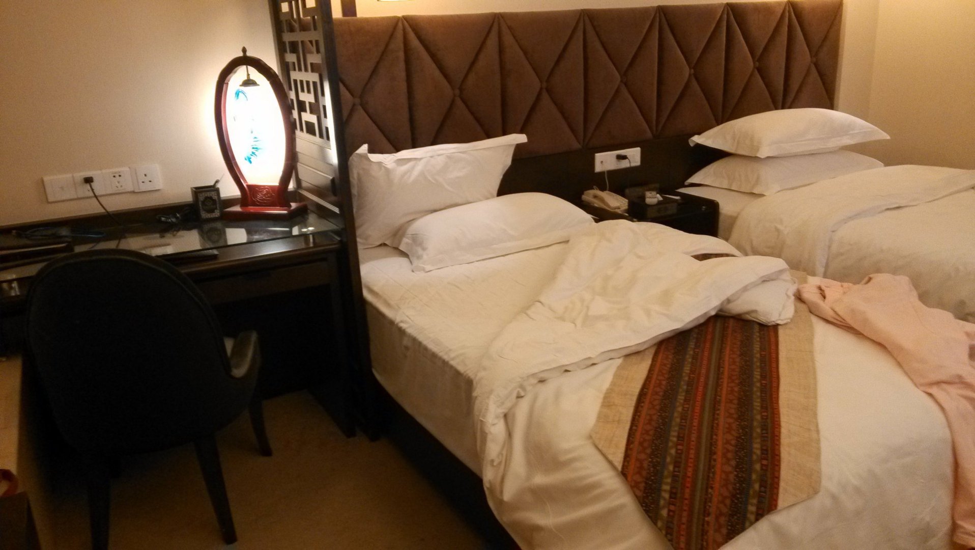 男子邀请工友到宾馆，和自己的女朋友发生关系 ，两位男子分别构成什么罪？