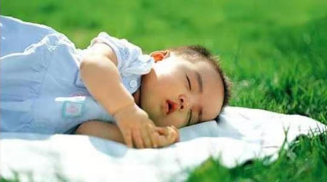 为什么新生儿的手指掰不开呢?是什么原因导致?