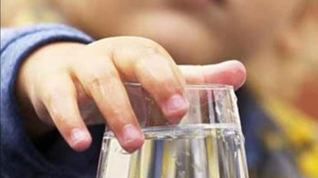 为什么新生儿的手指掰不开呢?是什么原因导致?