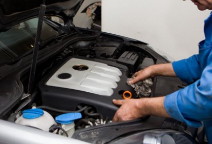 我想请问汽车保养4S店初几上班，有谁知道吗？