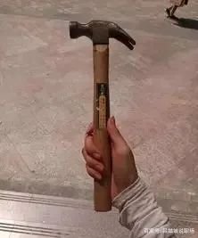 成都工人被工友铁锤砸死，事情经过是怎么样的？