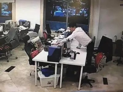 四川一员工在入职首日主动加班到凌晨行窃,他的行为给公司造成了什么影响?