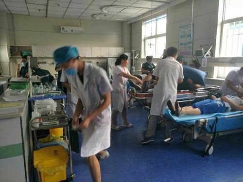 医院回应护士抢救病人时看手机，称后续将发布通告，该事件的真相是什么？