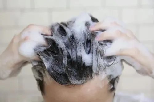 江苏南京男子雨天骑摩托车等红灯时洗头，你如何看待此男子的行为？