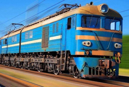 大秦铁路货运火车追尾脱线,司机相撞前跳车受伤,遇到这种事如何自保?