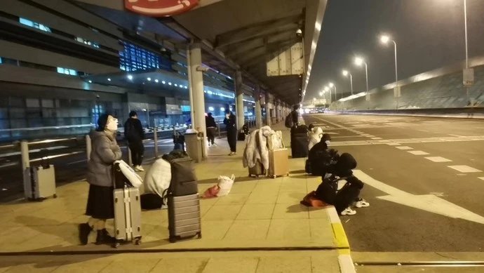 滞留在上海虹桥站的人们,他们最大的愿望是什么?