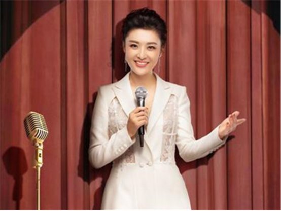 周涛一秒上班杨澜一秒下班,微笑和严肃切换自如,是不是像极了打工的你呢?