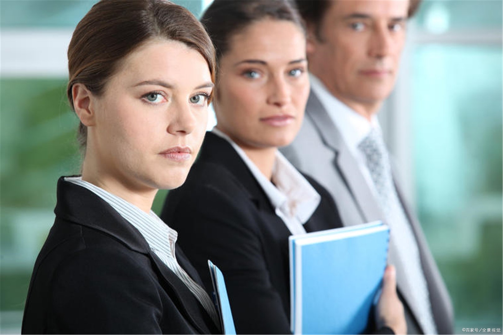 已经结婚的男人和女同事一起出差，需要注意哪些方面？