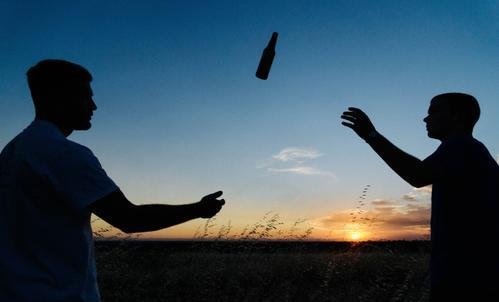 钱有很多作用,你觉得它能买来友情吗?