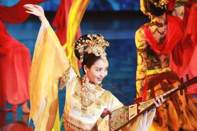 色艺俱佳，舞如飘雪，唐代诗人笔下的胡姬与胡舞究竟是怎么样的？