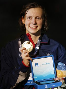 女子800米和1500米自由泳世界纪录保持者是哪位美国运动员？