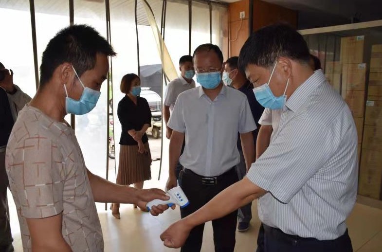 夫妻二人隐瞒扬州行程被罚，他们给防疫工作造成了哪些困难？