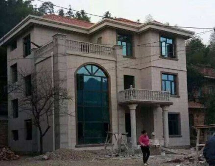 河南一男子为爸妈定制一套房子，用吊机从空中放下，其安全性如何？