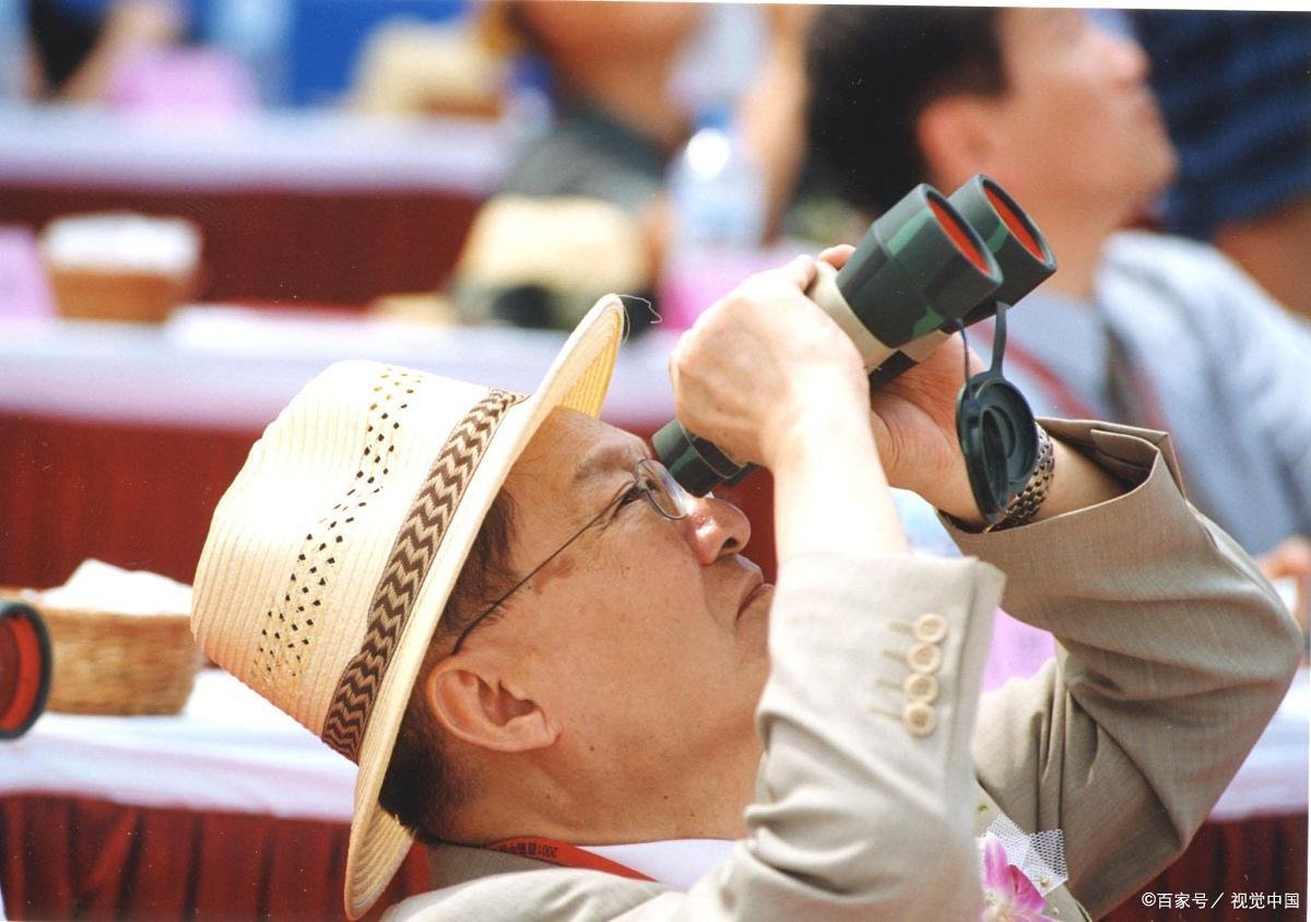 “飞雪连天射白鹿,笑书神侠倚碧鸳。”