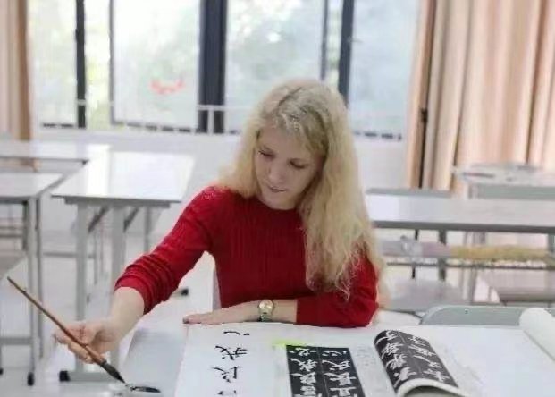 外国女孩酷爱中国文化,自学中文,如今的水平如何?