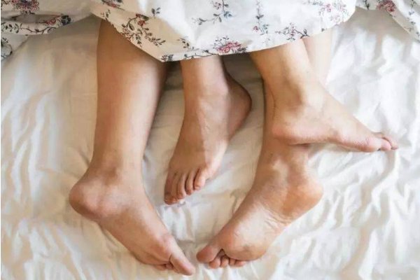 女子刺死情人，称他冒充丈夫侵犯自己，情人是如何冒充女子丈夫的？