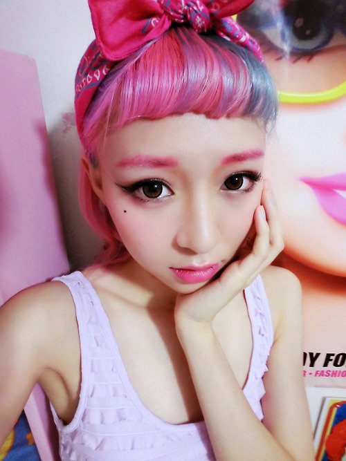 能告诉我那个Eva是谁吗？就是一个粉头发的女生，怎么插Eva查不到啊，闺蜜很喜欢呢