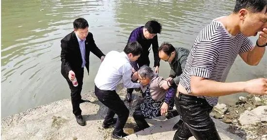 夫妻吵架双双落水，被淮安17岁少年救起，为何会突然落水呢？