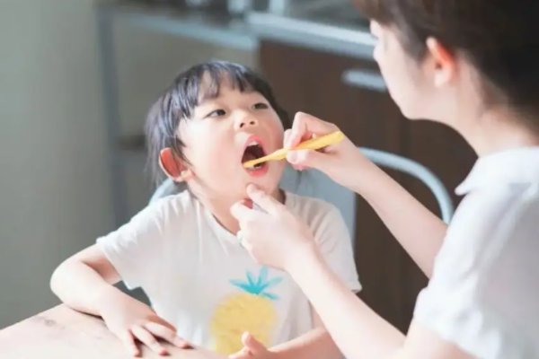 有些家长让三岁孩子每天戴牙套12小时,是谁在贩卖焦虑呢?