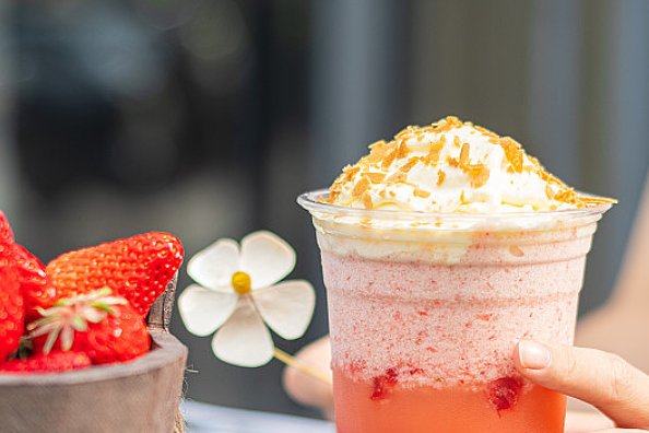 草莓丝瓜芭乐鸭脖奶茶制作方法