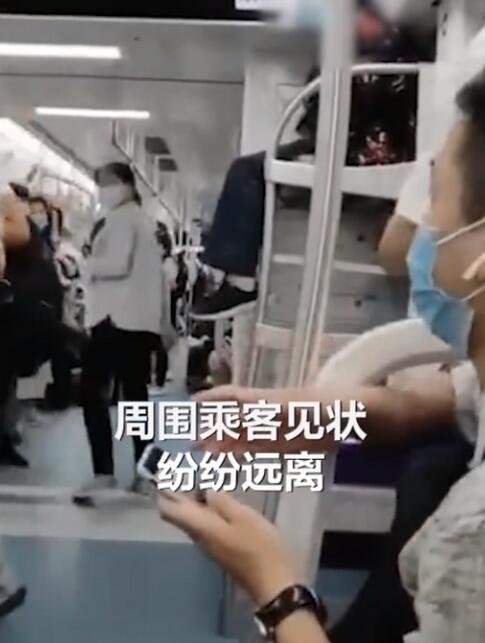 重庆老太爬上地铁行李架“蹭坐”,双腿悬空,为何有人说不是老太的错?