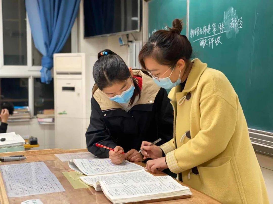 经常去问老师问题的学生，老师是不是格外喜欢？