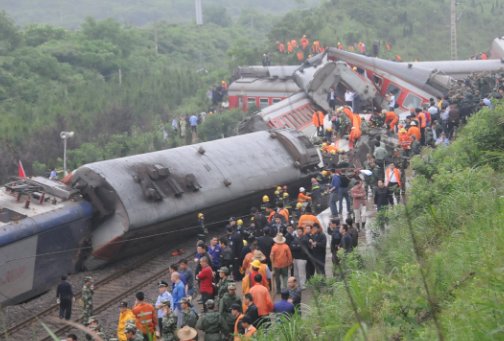 大秦铁路货运火车追尾脱线，司机相撞前跳车受伤，遇到这种事如何自保？
