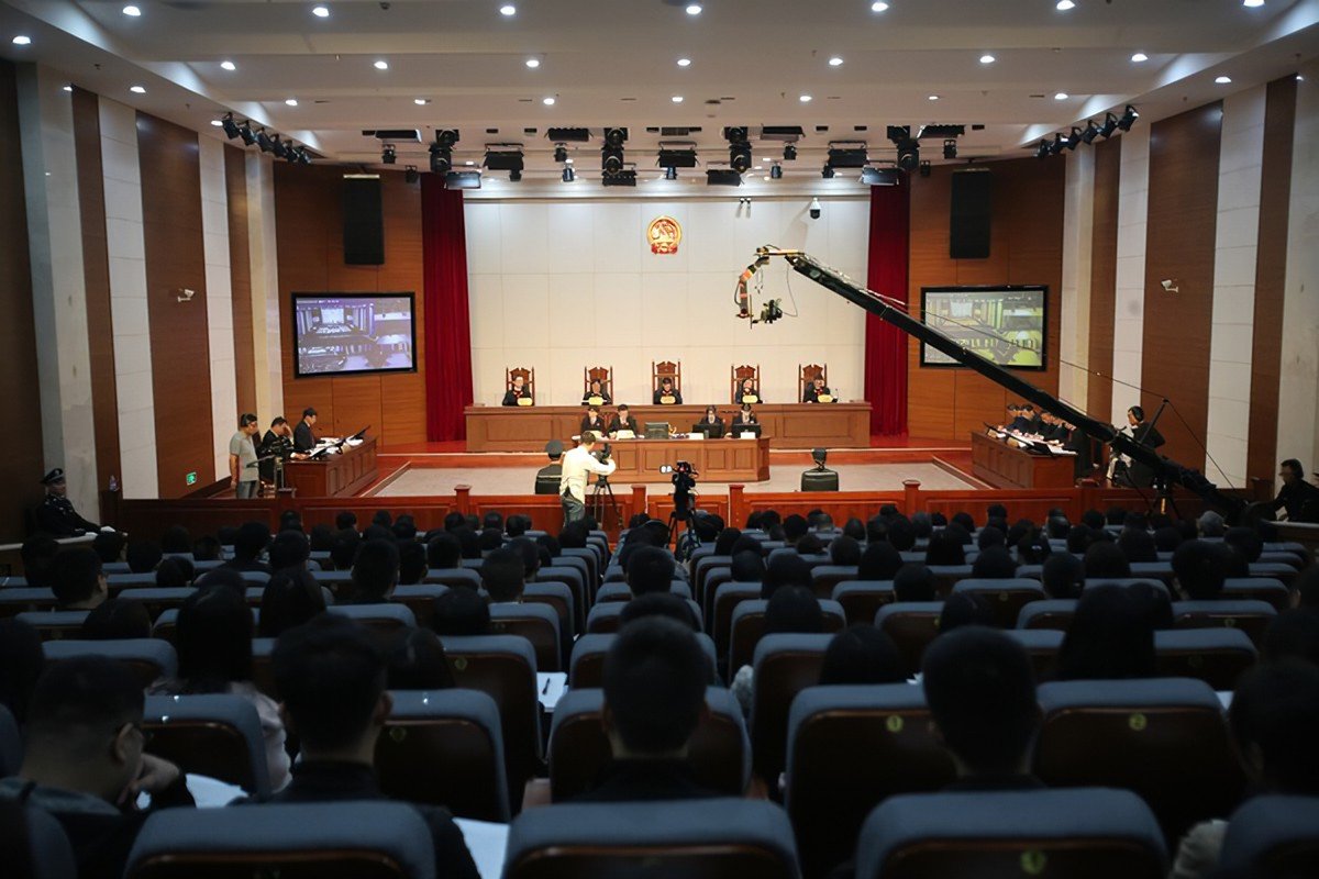 男子邀请工友到宾馆，和自己的女朋友发生关系 ，两位男子分别构成什么罪？