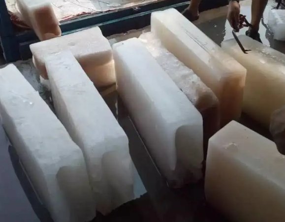 高温救活制冰厂，一块冰炒到上百元！如今冰块怎么成为硬通货的？