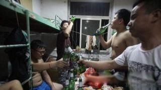 你们在宿舍里做过吗 气候炎热洗澡老师来了