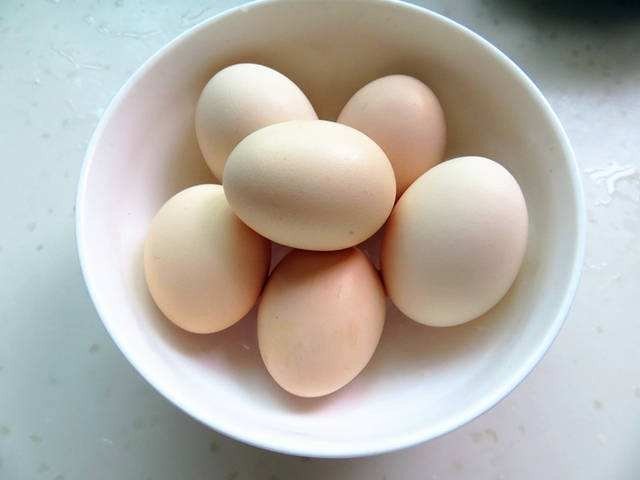 为什么熟鸡蛋比生鸡蛋转得快