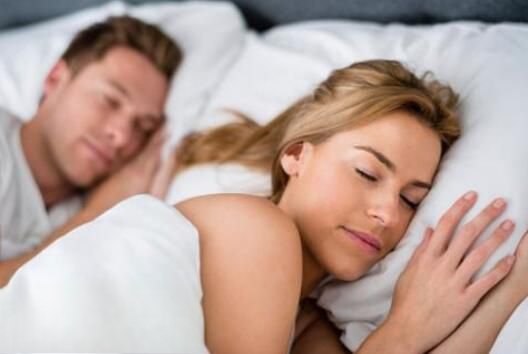情侣睡觉男生控制住吗 情侣一起睡觉为什么男生睡不好