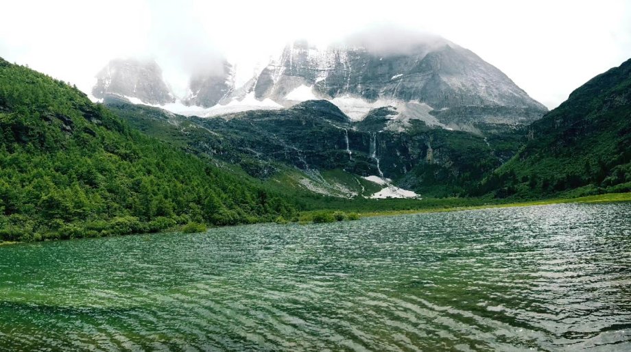 绿水本无忧，因风皱面，青山原不老，为雪白头是什么意思