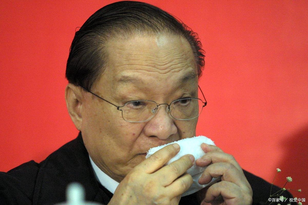 “飞雪连天射白鹿,笑书神侠倚碧鸳。”