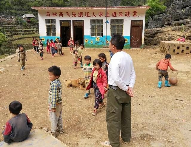 广西山区临时教师被淘汰，学历和证书比教学经验更重要吗？