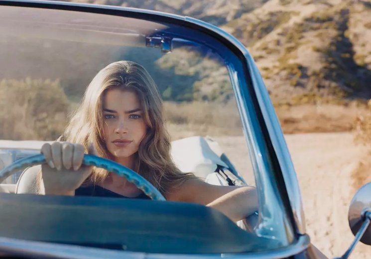 007黑日危机里的两个女主角原名叫什么