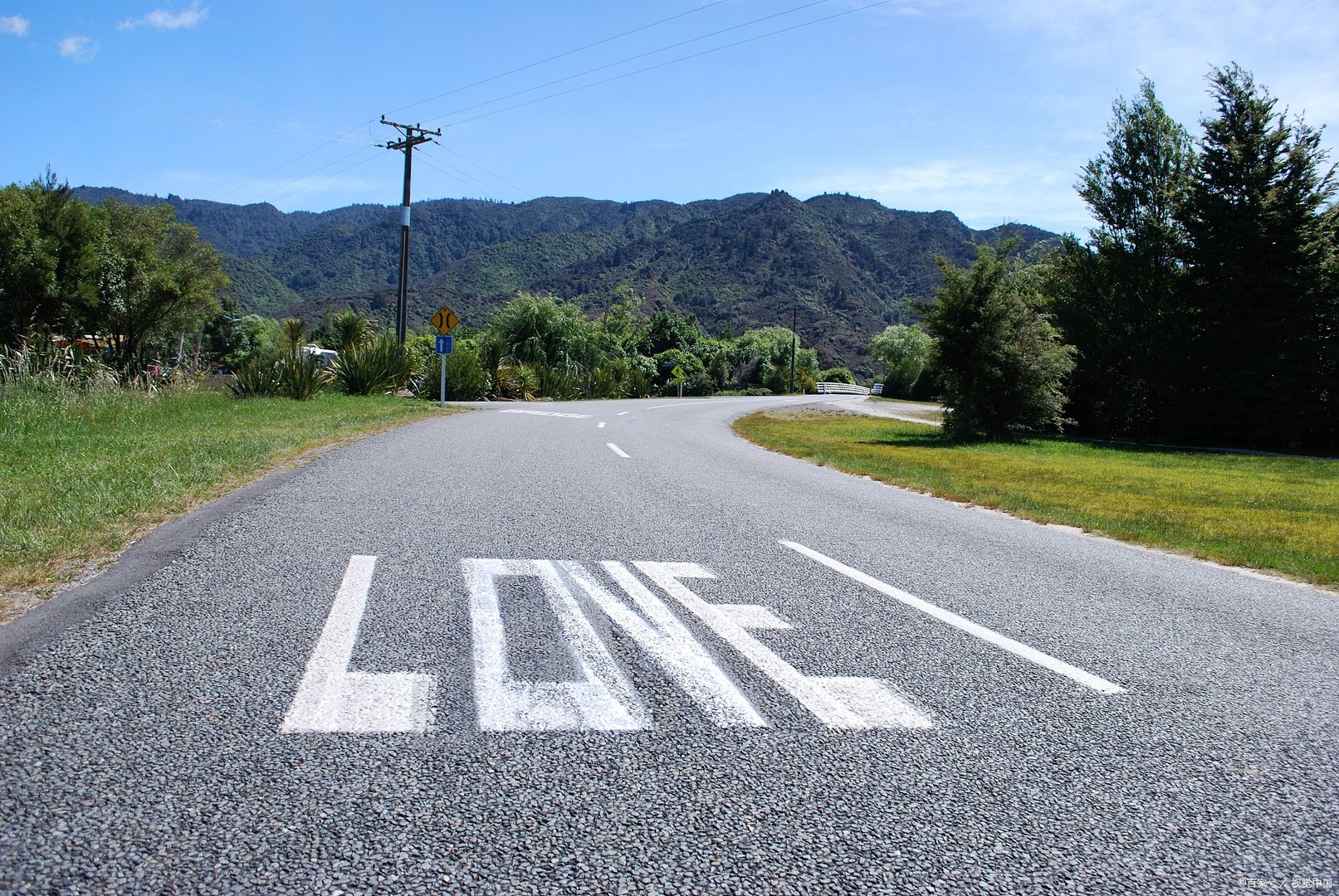 交往有很多种方式，女孩说想一起爬山是什么意思呢？