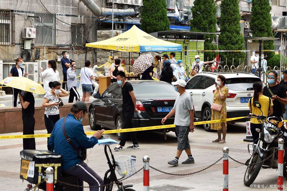 吉林做核酸桌子被搬走,大白怒吼,居民素质是否有代提高?