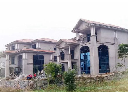 河南一男子为爸妈定制一套房子，用吊机从空中放下，其安全性如何？