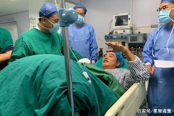 任达华哥哥携家人首现身医院,步伐健硕一脸严肃,你怎么看?