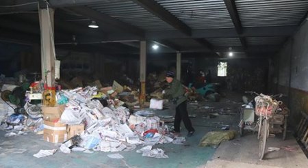 妈妈将孩子高考准考证当废品卖了,为何高考前要卖废品?